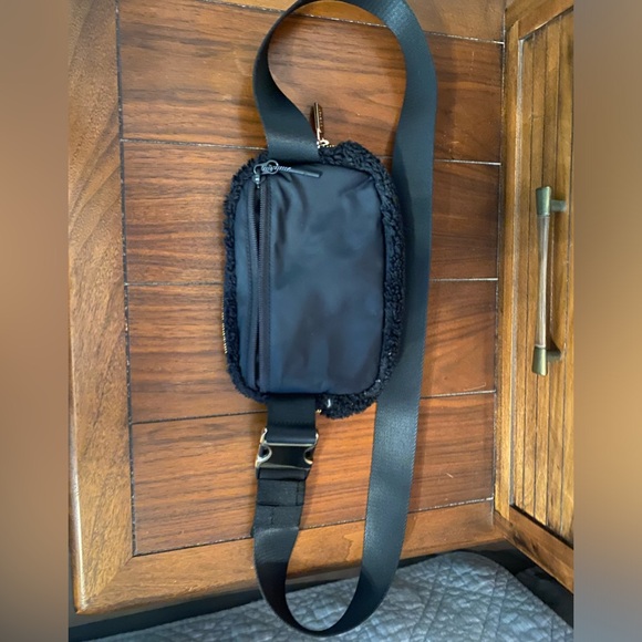 Lululemon everywhere Sherpa black belt bag - Picture 4 of 4